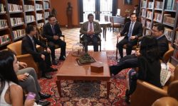 Ministro de Producción de Ecuador negocia en Estados Unidos el fin del arancel de 10% de Trump